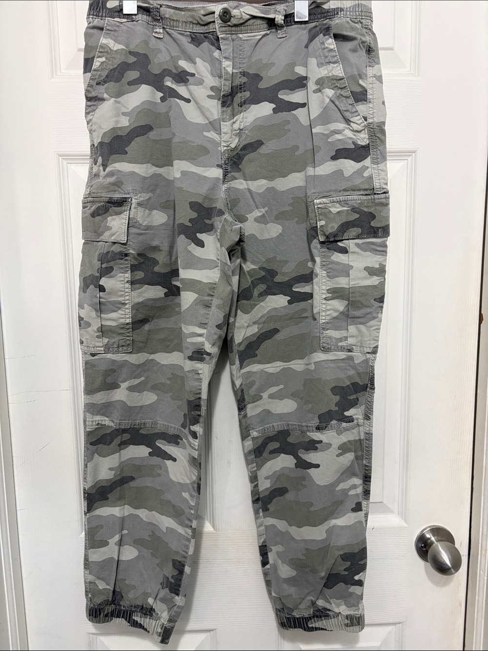 Women’s American Eagle Gray Camo Cargo Pants